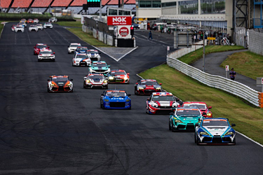 走行中のSHADE RACING 885号車 GR SUPRA GT4 EVO