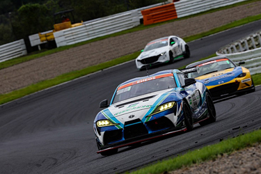 走行中のSHADE RACING 885号車 GR SUPRA GT4 EVO