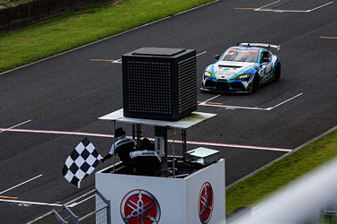 走行中のSHADE RACING 885号車 GR SUPRA GT4 EVO