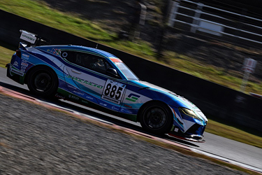 走行中のSHADE RACING 885号車 GR SUPRA GT4 EVO