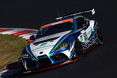 走行中のSHADE RACING 885号車 GR SUPRA GT4 EVO