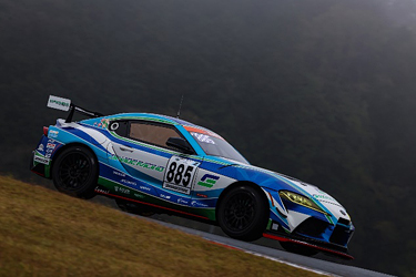 走行中のSHADE RACING 885号車 GR SUPRA GT4 EVO