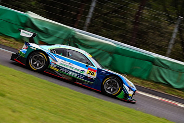 走行中のGT300 ⁄ GR86 GT