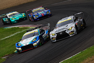 走行中のGT300 ⁄ GR86 GT