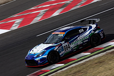 走行中のSHADE RACING 884号車 GR86