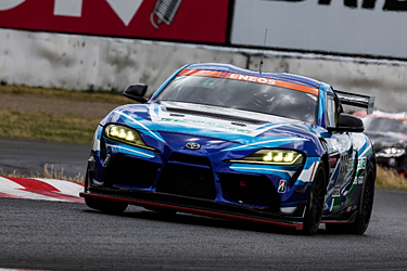 走行中のSHADE RACING 885号車 GR SUPRA GT4 EVO