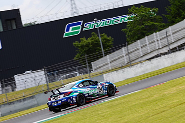 走行中のSHADE RACING 884号車 GR86