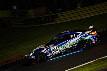 走行中のSHADE RACING 884号車 GR86