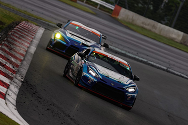 走行中のSHADE RACING 884号車 GR86