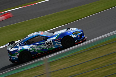 走行中のSHADE RACING 885号車 GR SUPRA GT4 EVO