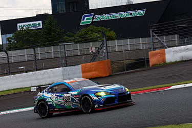 走行中のSHADE RACING 885号車 GR SUPRA GT4 EVO