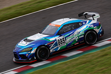 走行中のSHADE RACING 885号車 GR SUPRA GT4 EVO