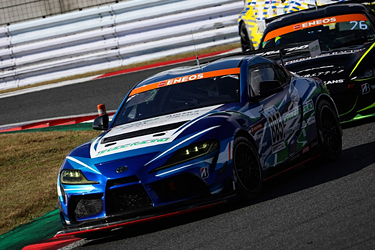 走行中のSHADE RACING 885号車 GR SUPRA GT4 EVO
