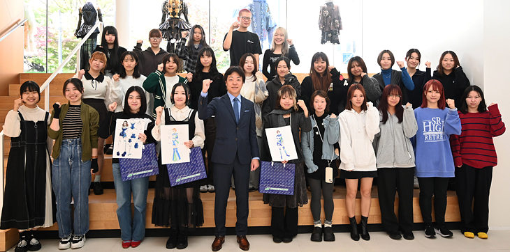 デザインコンペにご参加いただきました愛知文化服装専門学校の皆さんとシェイドレーシング代表の林寛之
