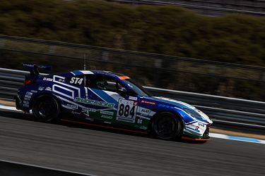 走行中のSHADE RACING 884号車 GR86