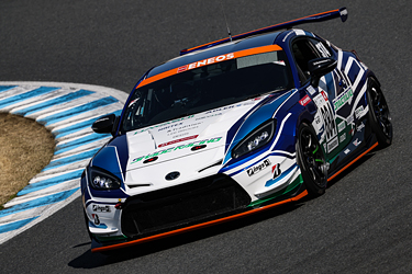 走行中のSHADE RACING 884号車 GR86