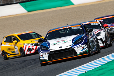 走行中のSHADE RACING 884号車 GR86