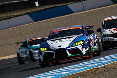 走行中のSHADE RACING 885号車 GR Supra GT4 EVO2