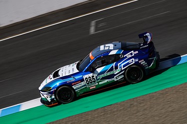 走行中のSHADE RACING 885号車 GR Supra GT4 EVO2