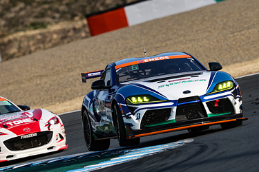 走行中のSHADE RACING 885号車 GR Supra GT4 EVO2
