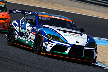 走行中のSHADE RACING 885号車 GR Supra GT4 EVO2