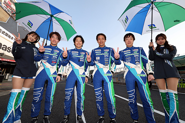 走行中のSHADE RACING 885号車 GR Supra GT4 EVO2