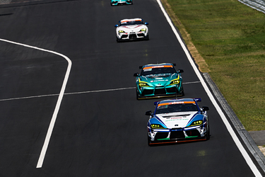 走行中のSHADE RACING 885号車 GR Supra GT4 EVO2