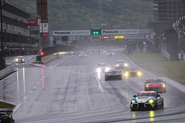 走行中のSHADE RACING 885号車 GR Supra GT4 EVO2
