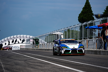 走行中のSHADE RACING 885号車 GR Supra GT4 EVO2
