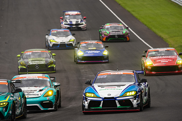 走行中のSHADE RACING 885号車 GR Supra GT4 EVO2
