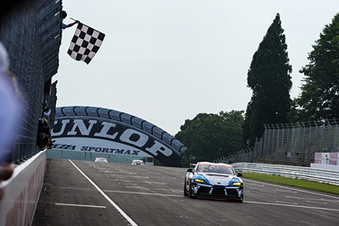 走行中のSHADE RACING 885号車 GR Supra GT4 EVO2