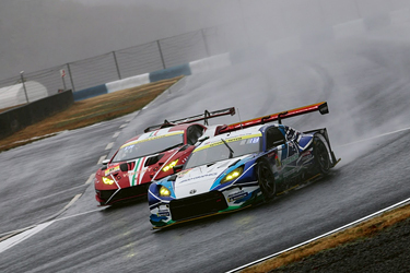 走行中のGT300 ⁄ GR86 GT