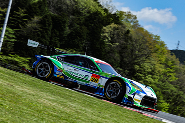 走行中のGT300 &frasl; GR86 GT